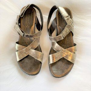 Born Low Wedge Pewter Leather Strappy Sandal 10M